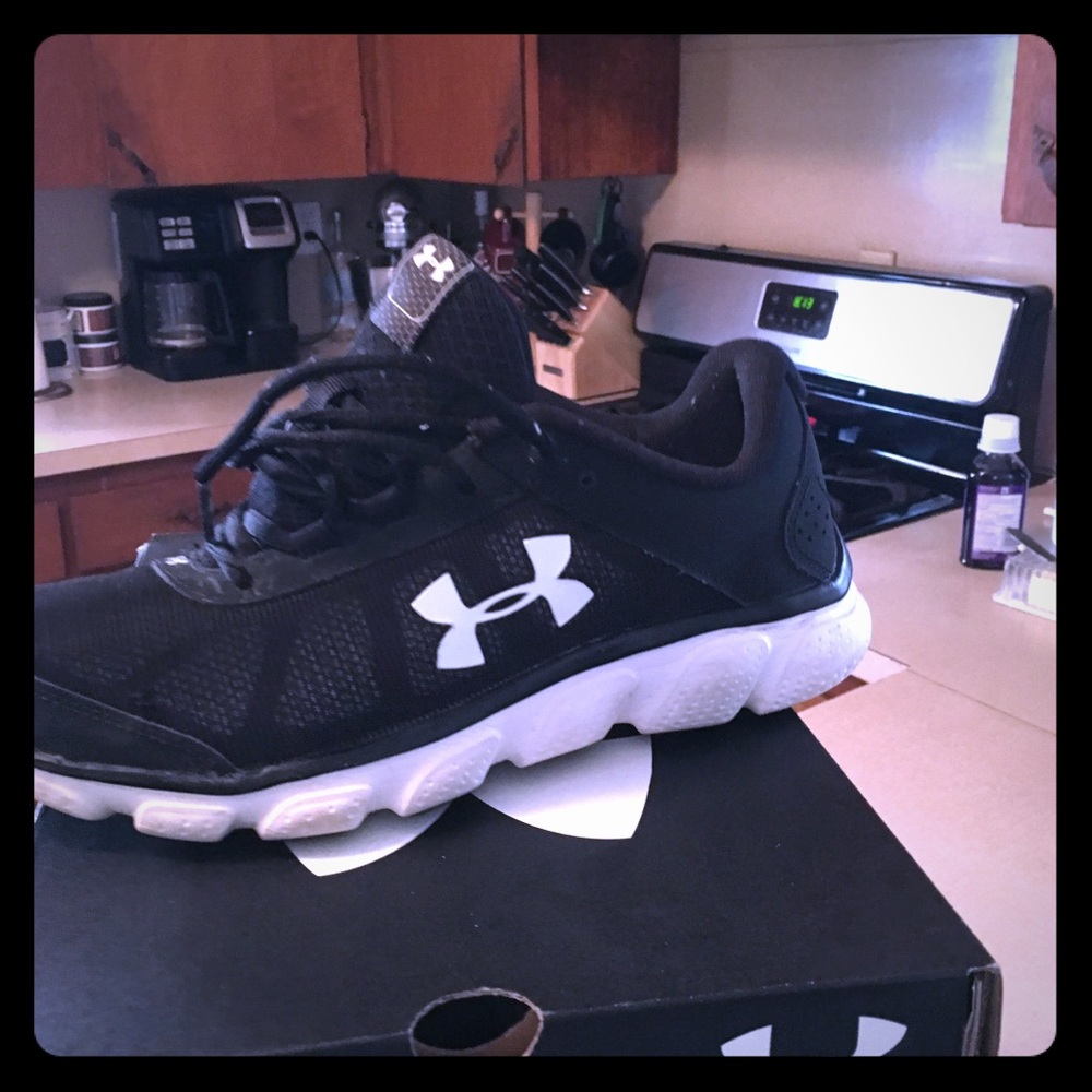 Women’s under armour tennis shoes